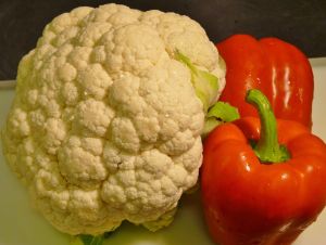 Cauliflower-Steaks-with-Roasted-Pepper-and-Tomato-Salad-cauliflower-and-peppers